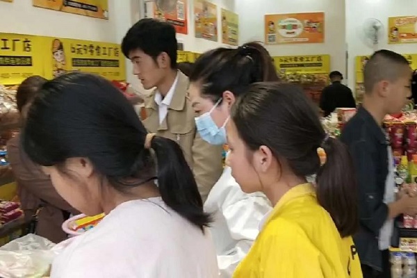 零食加盟店導(dǎo)購技巧：5米關(guān)注、3米注視、1米搭話
