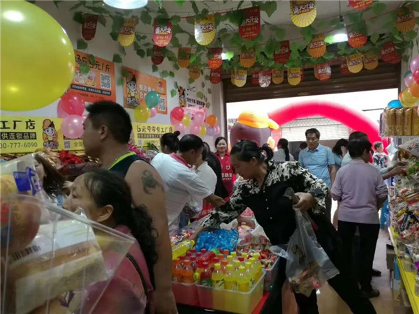 零食加盟店導(dǎo)購技巧：5米關(guān)注、3米注視、1米搭話